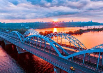 У Києві визначили "режим роботи" мостів: де під час тривог рух перекривають, а де – ні