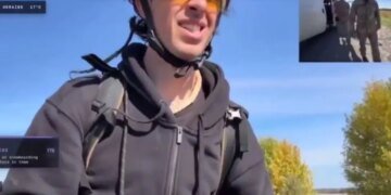 Чуть не уехал на полигон: британский блогер на моноколесе шокировал ТЦК своей вежливостью. ВИДЕО