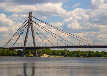Удар рф по Північному мосту в Києві: двоє людей постраждали