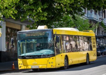 Як їздять автобуси і тролейбуси у Києві після влучання по Північному мосту – нові схеми