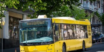 Як їздять автобуси і тролейбуси у Києві після влучання по Північному мосту – нові схеми