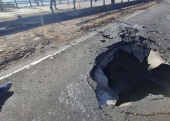Дыра в асфальте, но движение идет: стало известно состояние Северного моста в Киеве после утреннего удара РФ. ФОТО
