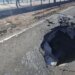 Дыра в асфальте, но движение идет: стало известно состояние Северного моста в Киеве после утреннего удара РФ. ФОТО