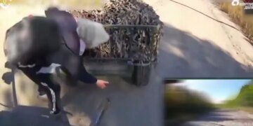 Народная взаимовыручка: как украинка на велосипеде спасла поврежденного робота десантников. ВИДЕО