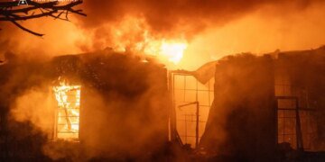Атака на Харьков: горели административное здание и автомобили, есть погибший и пострадавшие