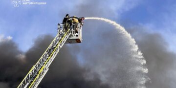 росія вдень вдарила дроном по багатоповерхівці в Бердичеві