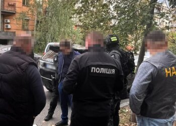 Виманив у підприємця 280 000 доларів: у Києві затримали псевдопрацівника НАБУ