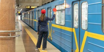 У Києві метро і частина транспорту призупинили рух через зниження напруги