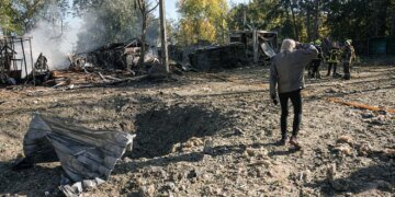 Атака рф 10 жовтня пошкодила ресторан у Києві, метро працює з інтервалами
