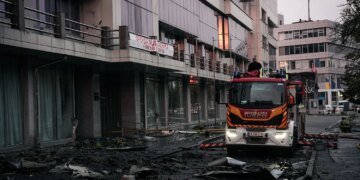 У Києві ворожий дрон влучив в офісну будівлю – кадри з місця подій