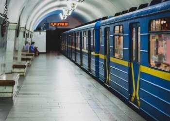 У Києві зупинялися поїзди на всіх гілках метро: у метрополітені пояснили причину