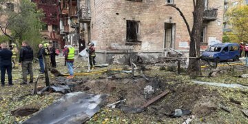 Російський дрон упав у дворі багатоповерхівок у Києві: п'ятеро постраждалих