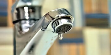 У чотирьох районах Києва знизився тиск води через пошкодження енергооб’єктів – мер