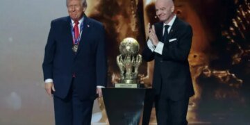Красная карточка для Инфантино: чиновники ФИФА устроили скандал из-за Трампа и “премии мира”