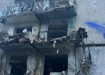 Бомбы в четыре утра: Россия убила водителя скорой и ранила 15 человек в Херсоне