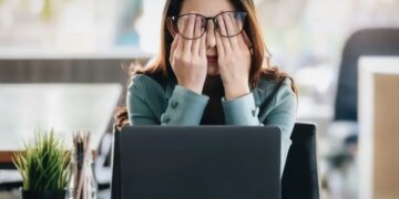 Деловая переписка без оскорблений: когда работодатель может уволить за слова в чате