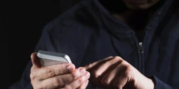 ИИ имитирует голоса близких: пять признаков того, что вам звонит мошенник, а не родной человек
