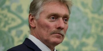 Песков назвал регулярные прилеты БПЛА «последней судорогой» и пообещал все исправить