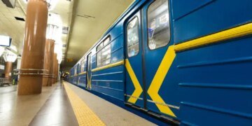 Ракетна атака на Київ: пошкоджено станцію метро, ворог поцілив у 25-поверхівку