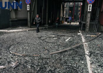 Російська атака пошкодила Cosmo Multimall і медцентр у Києві – фоторепортаж