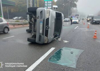 У Києві перекинулася маршрутка із 15 пасажирами, серед постраждалих дитина