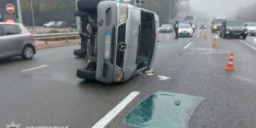 У Києві перекинулася маршрутка із 15 пасажирами, серед постраждалих дитина