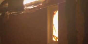 російський дрон влучив у багатоквартирний будинок у Сумах