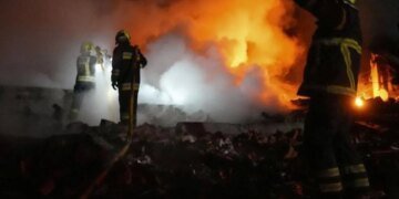 В результате удара по 24-этажному зданию в Киеве, по имеющимся данным, один человек погиб и один пострадал