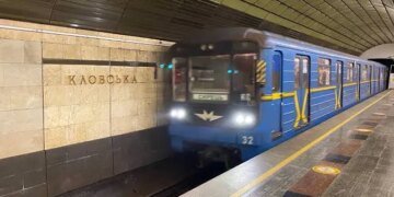 У столиці на станції метро "Кловська" пасажирка впала на колії – що відомо про її стан