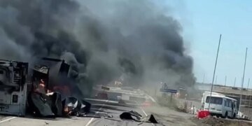 Пылающий тыл оккупантов: россиянин снял на ВИДЕО результаты охоты ВСУ на фуры снабжения противника