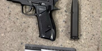 У Києві чоловік вирішив постріляти у дворі багатоповерхівки – його затримали