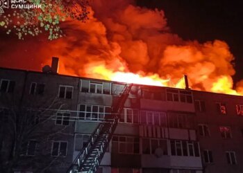 Россияне атаковали пятиэтажку: спасатели вывели троих людей из горящего дома в Глухове. ФОТО