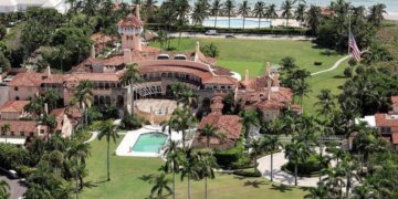 Истребитель перехватил неизвестный самолет над резиденцией Трампа во Флориде