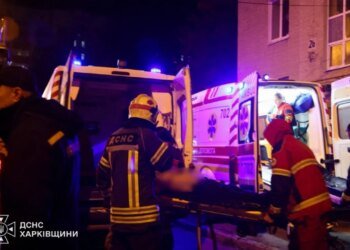 Горели квартиры на пятом этаже: в харьковской шестиэтажке — один погибший, пятеро пострадавших, восемь спасённых. ФОТО