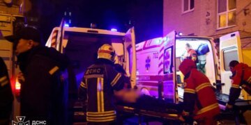 Горели квартиры на пятом этаже: в харьковской шестиэтажке — один погибший, пятеро пострадавших, восемь спасённых. ФОТО