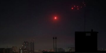 Війська рф атакували Київ балістикою – попередньо, влучання біля станції метро, є постраждалі