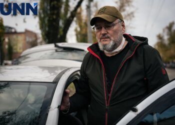 Сім швів: уламок поранив чоловіка в шию під час обстрілу університету Києві – фоторепортаж