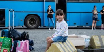 Тысячи родителей на Донетчине игнорируют бесплатную эвакуацию