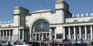Оккупанты снова ударили по железнодорожному вокзалу Днепра. ВИДЕО