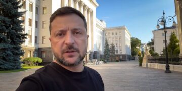 “Нельзя думать о деньгах с Россией”: Зеленский после удара по парку в Новой Водолаге