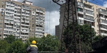 Поки місто спить без світла, вони ремонтують мережі: як працюють енергетики Києва після ударів