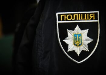 Тривожний дзвінок із 13-го поверху: у Києві поліцейська рятувала школярку від фатального кроку
