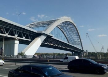 Під час тривоги не проїхати: у Києві змінили правила руху через Дніпро