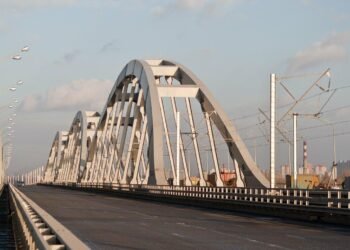 Київ змінив рух автобусів між берегами Дніпра: що сталося та як їздитиме транспорт