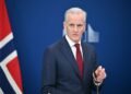 Премьер Норвегии второй день подряд оправдывается за разговор с Путиным