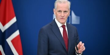 Премьер Норвегии второй день подряд оправдывается за разговор с Путиным