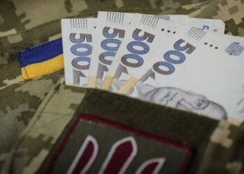 Бойові виплати за новими правилами: які документи визначають та скільки отримає військовий в Україні