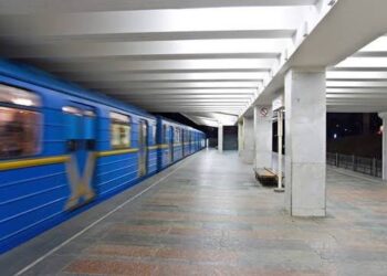 У Києві змінили роботу метро «Чернігівська»: один із вестибюлів досі закритий