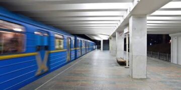 У Києві змінили роботу метро «Чернігівська»: один із вестибюлів досі закритий