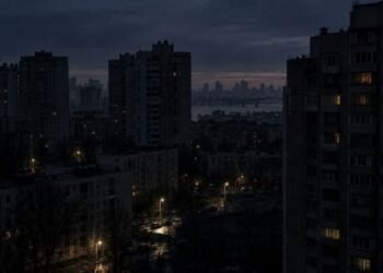 Частина Києва та області без світла: ворог влучив в енергооб’єкт
